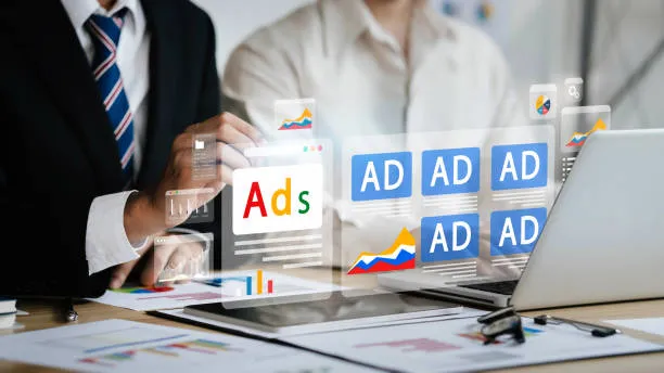 Equipo creativo evaluando resultados y estrategias dentro de una agencia de Google Ads para empresas que buscan generar tráfico y leads calificados.