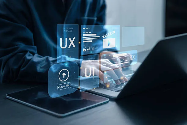 Pantallas digitales de computadoras mostrando interfaces con la palabra UX para responder a la pregunta qué es UX en diseño.