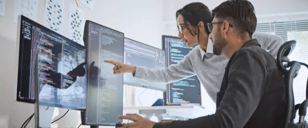 Persona tocando pantallas digitales con códigos que representan el desarrollo de una página web profesional dinámica y adaptable.
