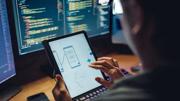 Tablets y computadoras con diseño digital que ejemplifican qué es UX aplicado a proyectos interactivos.