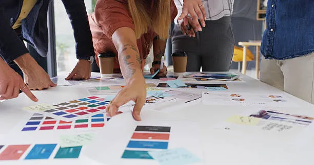 Profesionales colaborando en proyectos digitales y campañas publicitarias, reflejando la innovación y resultados que ofrece una agencia de marketing en CDMX