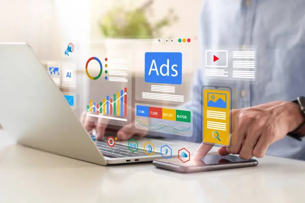 Computadora portátil con logotipos de publicidad online explicando las diferencias entre Google Ads y Facebook Ads para empresas.
