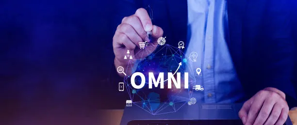 Imagen conceptual de clientes interactuando con diferentes canales digitales y físicos, mostrando la eficiencia del marketing omnicanal