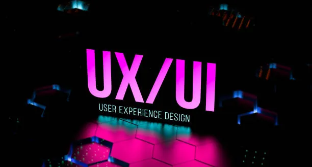 Monitores con prototipos visuales resaltando qué es UX en el desarrollo de experiencias de usuario innovadoras.