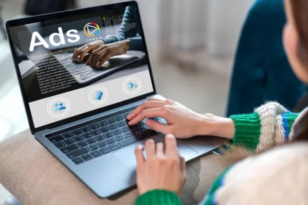 Elementos gráficos que evocan monitoreo, ajustes y análisis vinculados a los conceptos básicos de google ads dentro del entorno digital.