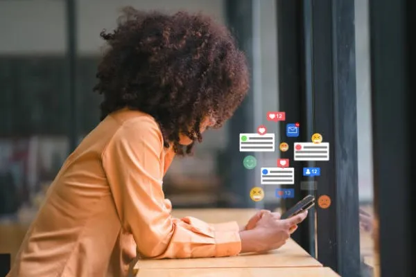 Gráficos que sugieren crecimiento, alcance y participación directa asociados al manejo de estrategias de marketing en redes sociales.