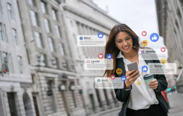 Mujer ejecutiva con símbolos sociales vinculados a redes sociales Monterrey