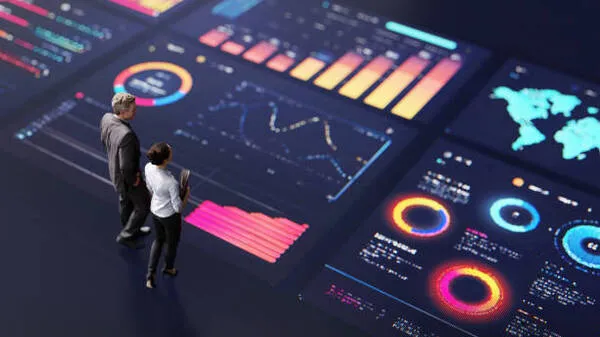 Personas observando gráficas de desempeño enfocadas en mejorar resultados mediante marketing b2b