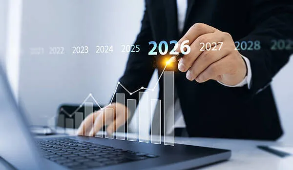 Año 2026 junto a una gráfica creciente que refleja mejoras esperadas en una web profesional en 2026