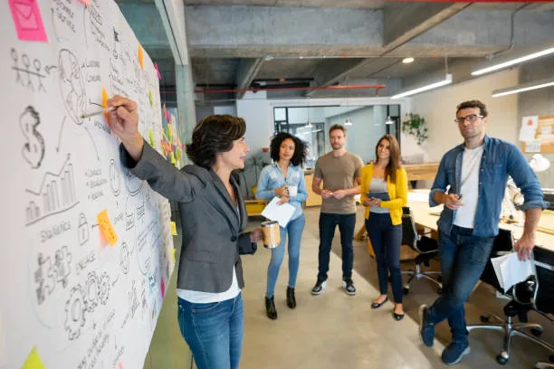 Equipo de marketing analizando estrategias digitales como SEO, anuncios y redes sociales para captar clientes y por que mi negocio depende de recomendaciones.