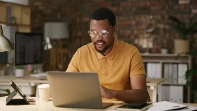 Por qué mi negocio local no aparece en Google con un emprendedor revisando información de su negocio en una computadora dentro de una oficina.