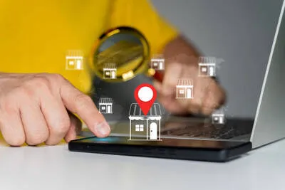 Por qué mi negocio local no aparece en Google con una persona utilizando un celular para buscar servicios cercanos y revisar resultados de ubicación.
